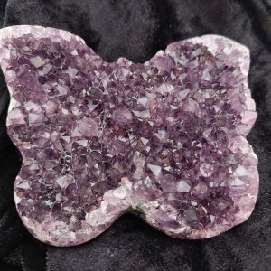 Der Amethyst kann bei negativen Gedanken helfen und den Geist klären.