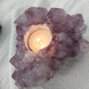 Der Amethyst kann bei negativen Gedanken helfen und den Geist klären.