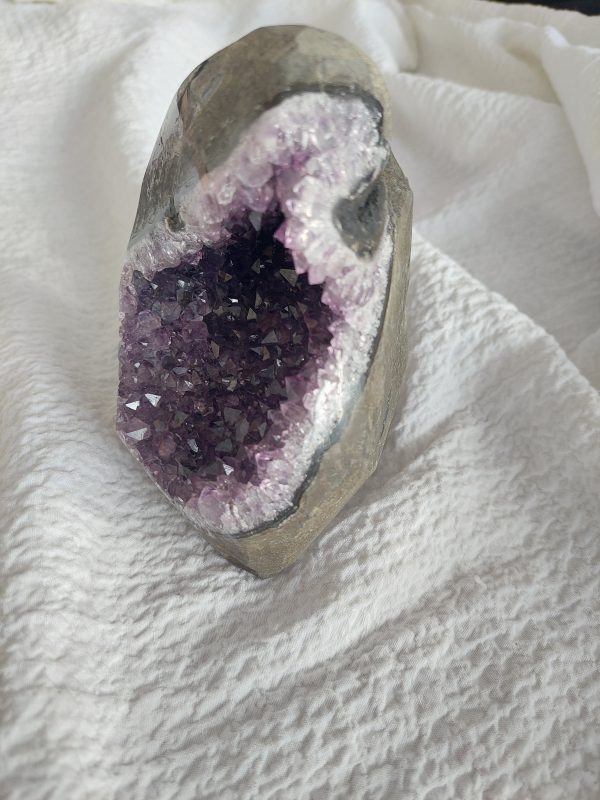 Der Amethyst kann bei negativen Gedanken helfen und den Geist klären.