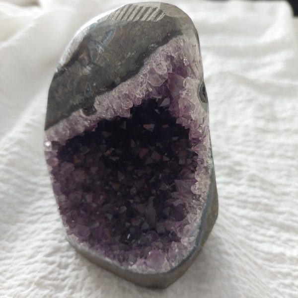 Der Amethyst kann bei negativen Gedanken helfen und den Geist klären.