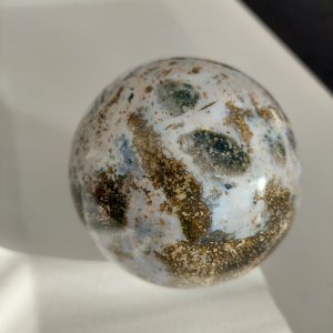 Der Ocean Jaspis kann Energieblockaden lösen und Vollkommenheit schaffen.