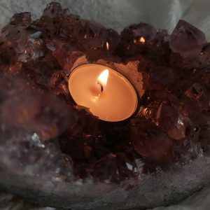 Der Amethyst kann bei negativen Gedanken helfen und den Geist klären.